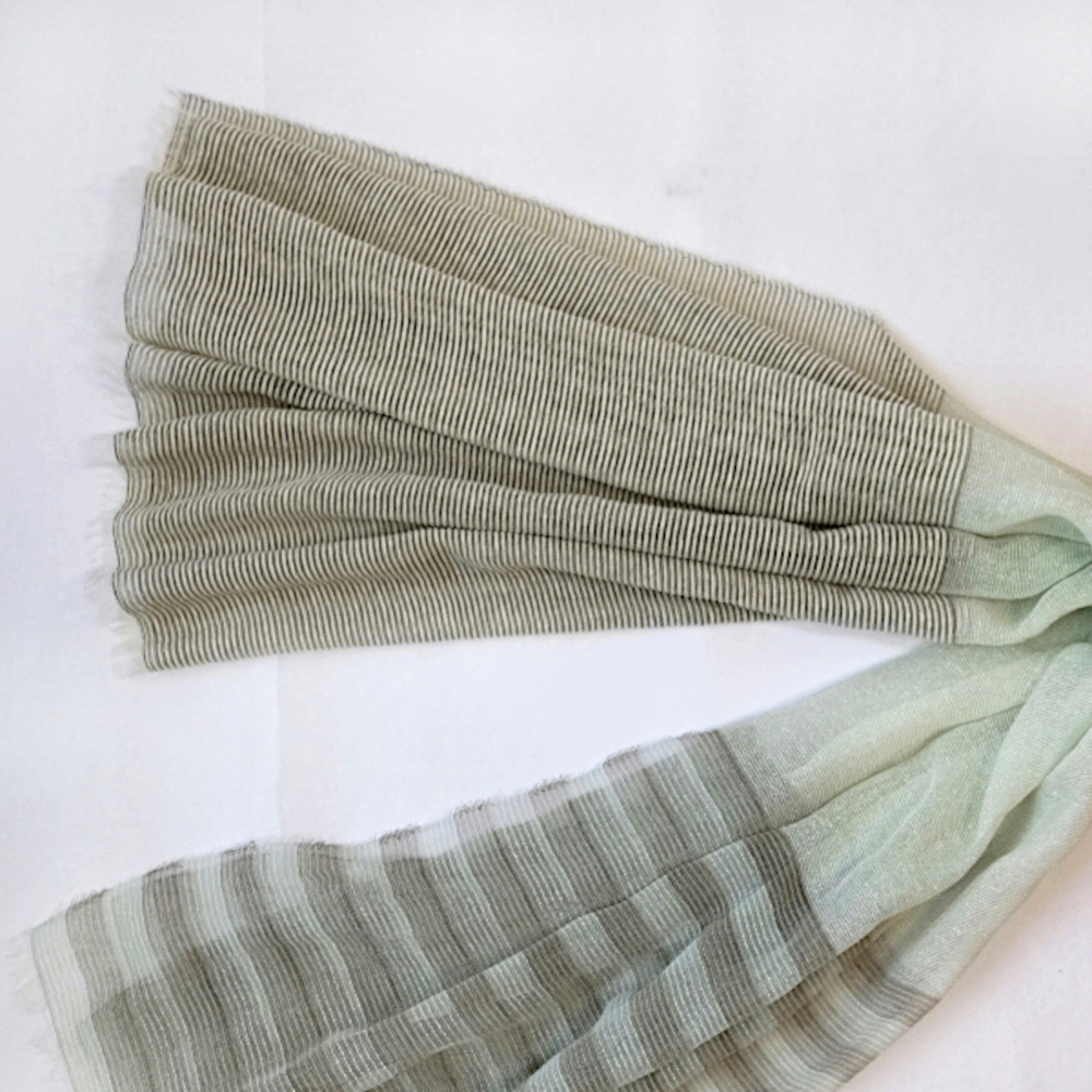 やさしいペールカラーの正方形ストライプデザインストール